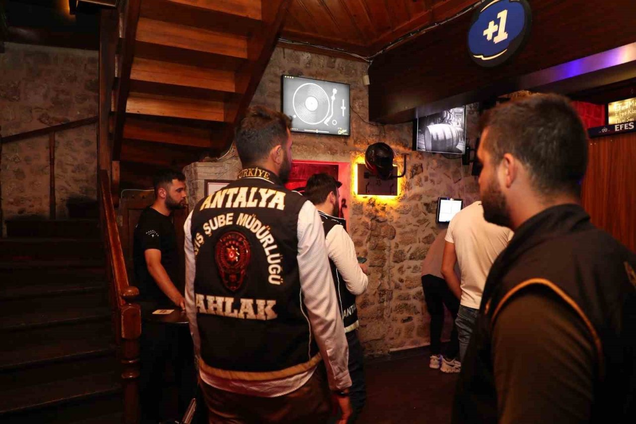 Antalya’da eğlence merkezlerine 48 ekip 102 polisle ’huzur’ uygulaması