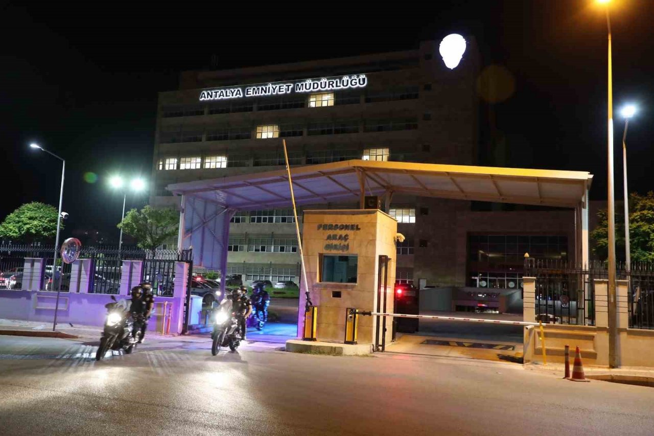 Antalya’da eğlence merkezlerine 48 ekip 102 polisle ’huzur’ uygulaması