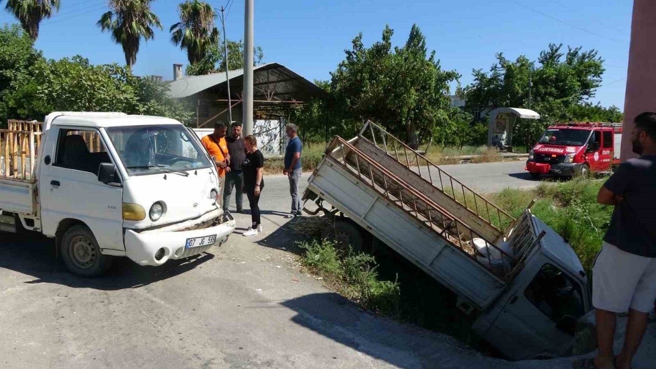 Kamyonet kanala uçtu, yaşlı kadın dizini dövüp "Neden ettin bunu bana" diyerek tepki gösterdi