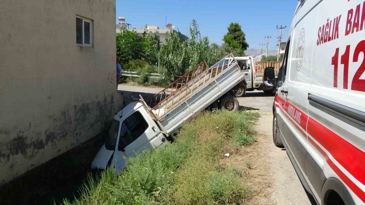 Kamyonet kanala uçtu, yaşlı kadın dizini dövüp "Neden ettin bunu bana" diyerek tepki gösterdi