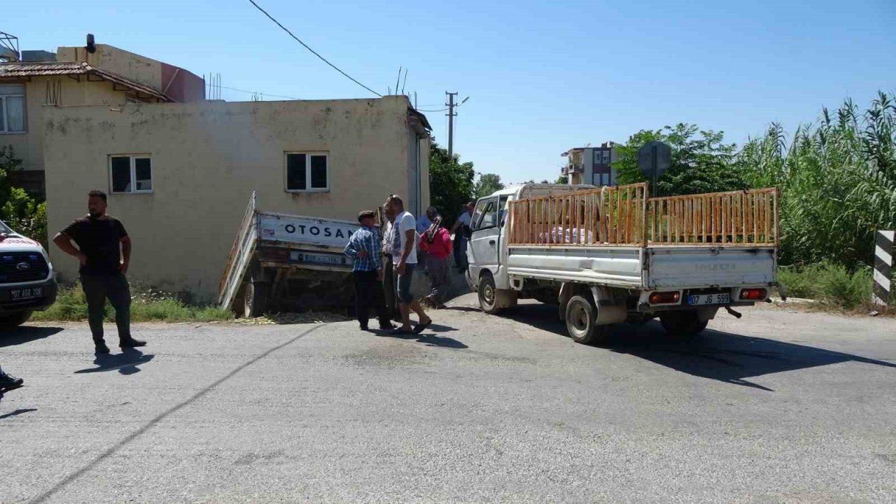 Kamyonet kanala uçtu, yaşlı kadın dizini dövüp "Neden ettin bunu bana" diyerek tepki gösterdi