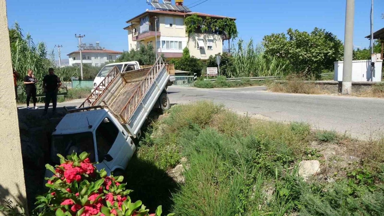 Kamyonet kanala uçtu, yaşlı kadın dizini dövüp "Neden ettin bunu bana" diyerek tepki gösterdi