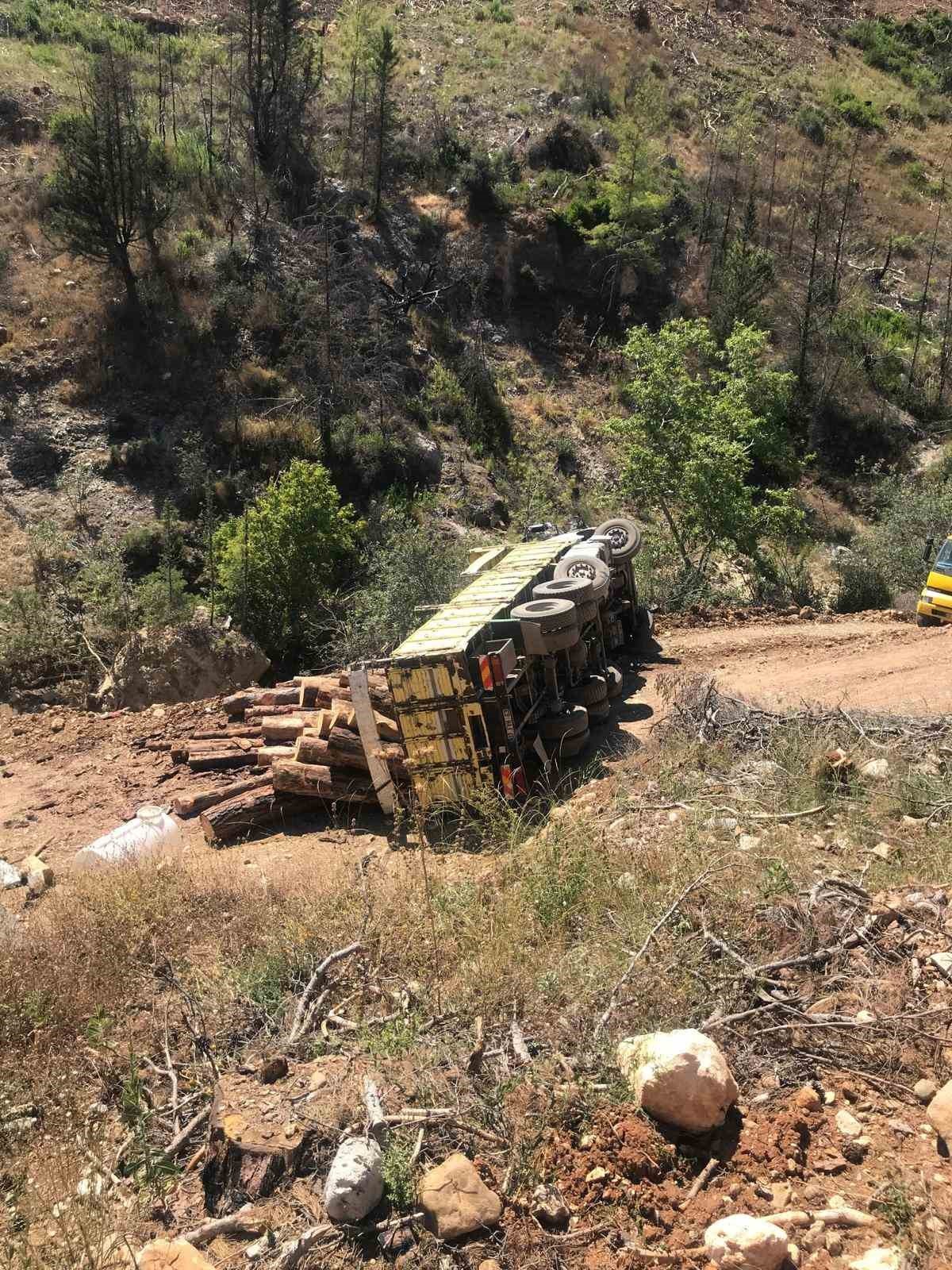 Devrilen tomruk yüklü kamyondan atlayarak kurtuldu