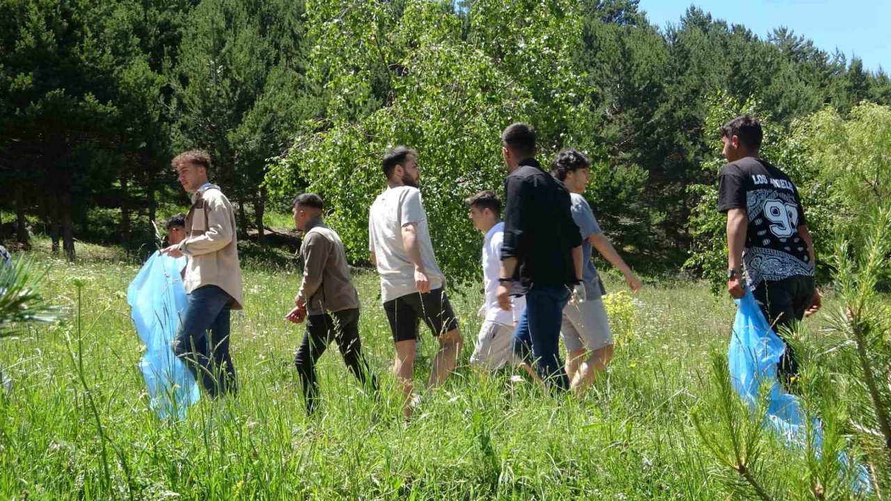 Gençler ormanda çevre temizliği yaptı