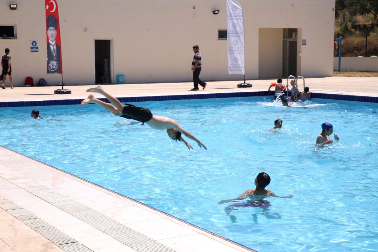 Aydın Büyükşehir Belediyesi’nden Karacasulu çocuklara karne hediyesi