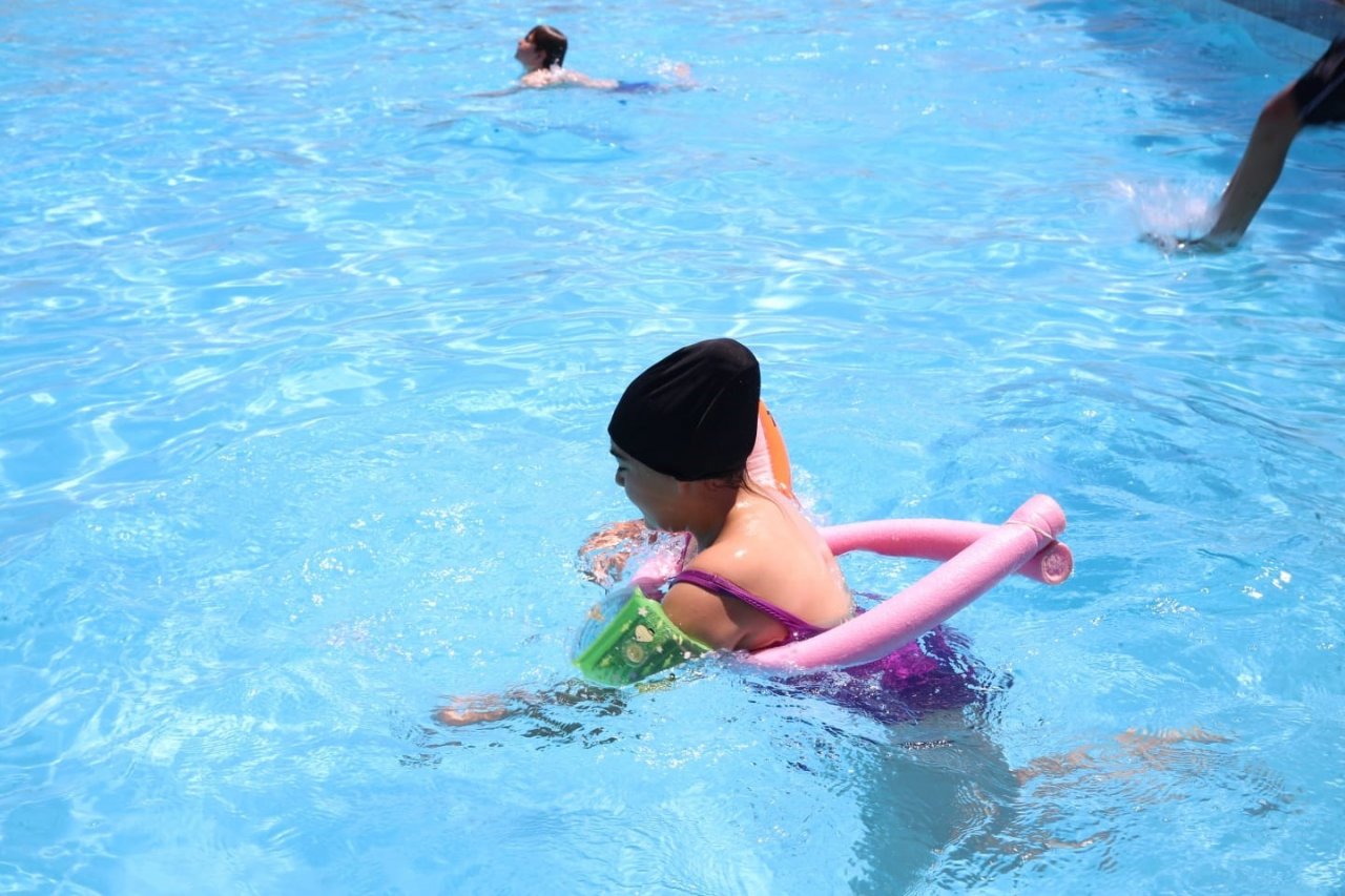 Aydın Büyükşehir Belediyesi’nden Karacasulu çocuklara karne hediyesi