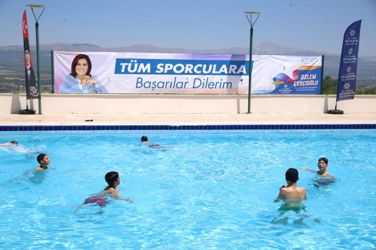 Aydın Büyükşehir Belediyesi’nden Karacasulu çocuklara karne hediyesi