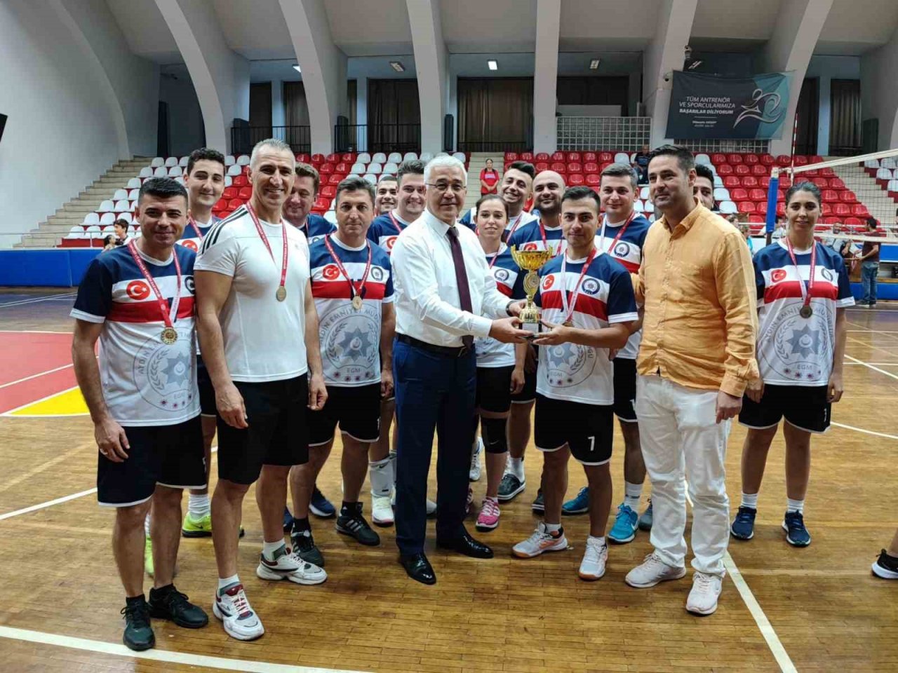 Voleybol Turnuvası’nda Aydın emniyeti şampiyon oldu