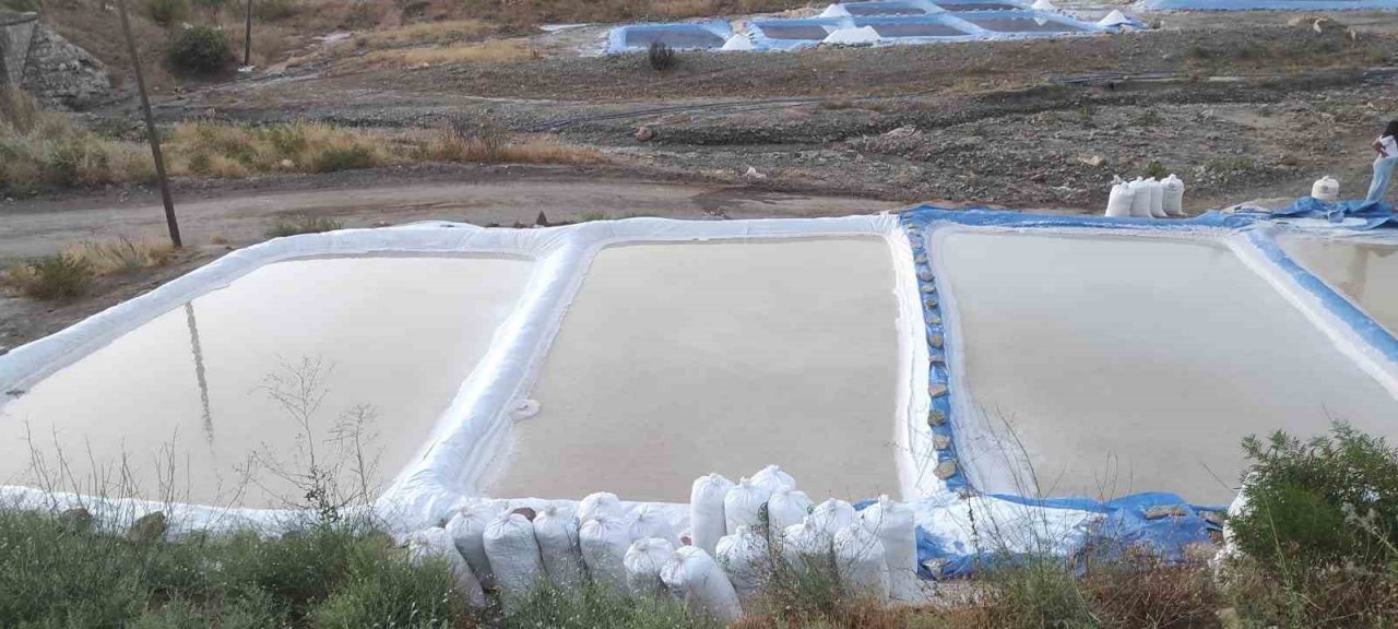 Batman’da dağdan akan tuzlu su ailelerin geçim kaynağı oldu