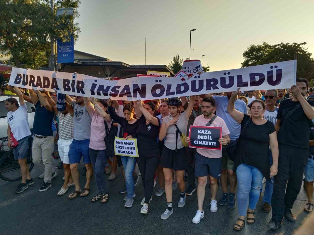 Bisikletliler ölen arkadaşları için bir araya geldi