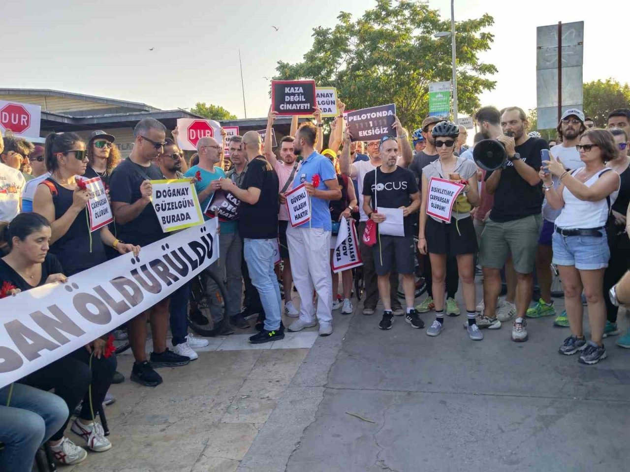 Bisikletliler ölen arkadaşları için bir araya geldi