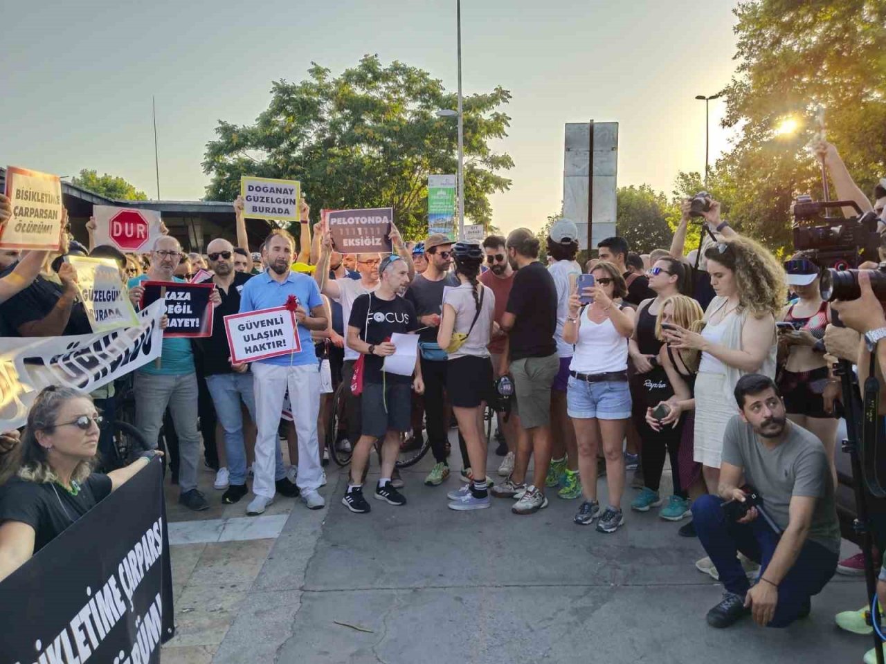 Bisikletliler ölen arkadaşları için bir araya geldi