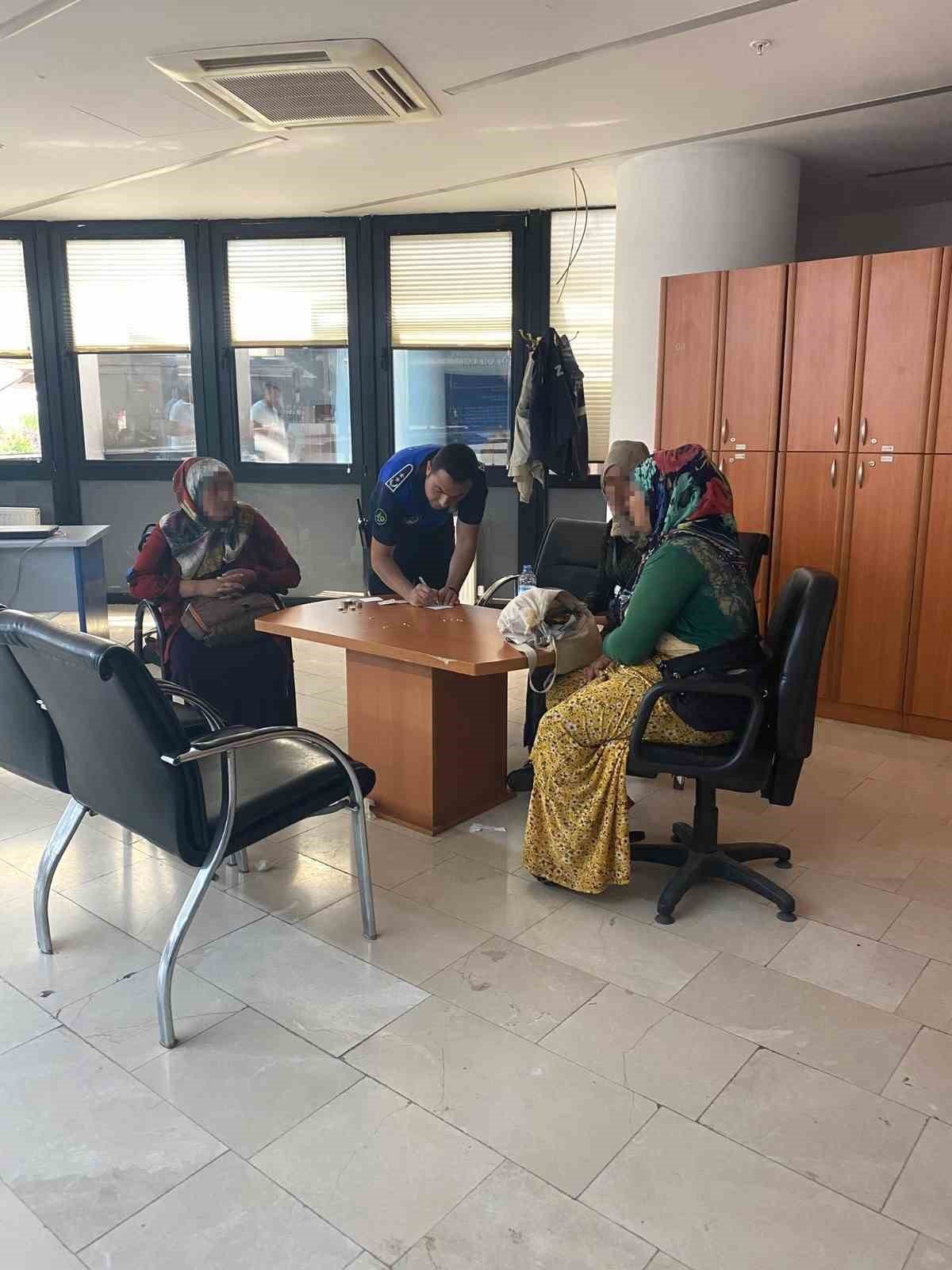 Dilenmek için kilometrelerce yol geldiler, zabıtaya yakalandılar