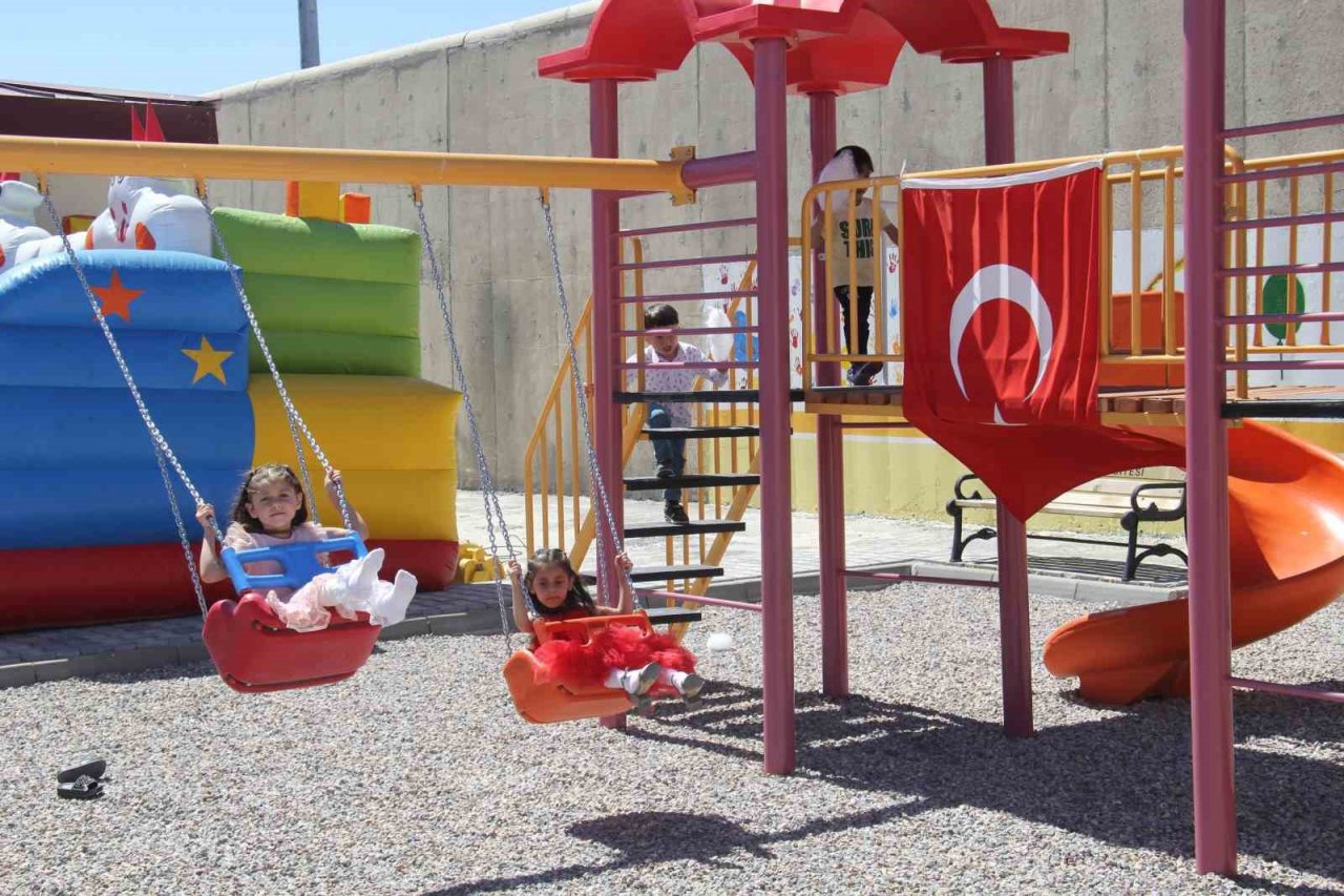Bünyan’da kapalı kadın cezaevi içerisinde eğitim gören çocuklar için oyun parkı açıldı