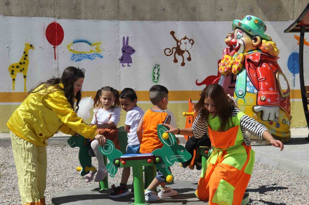 Bünyan’da kapalı kadın cezaevi içerisinde eğitim gören çocuklar için oyun parkı açıldı