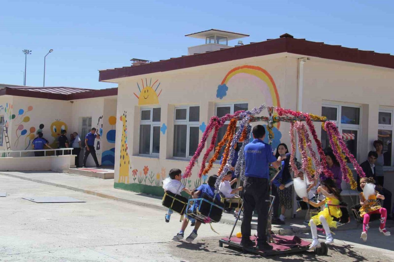 Bünyan’da kapalı kadın cezaevi içerisinde eğitim gören çocuklar için oyun parkı açıldı