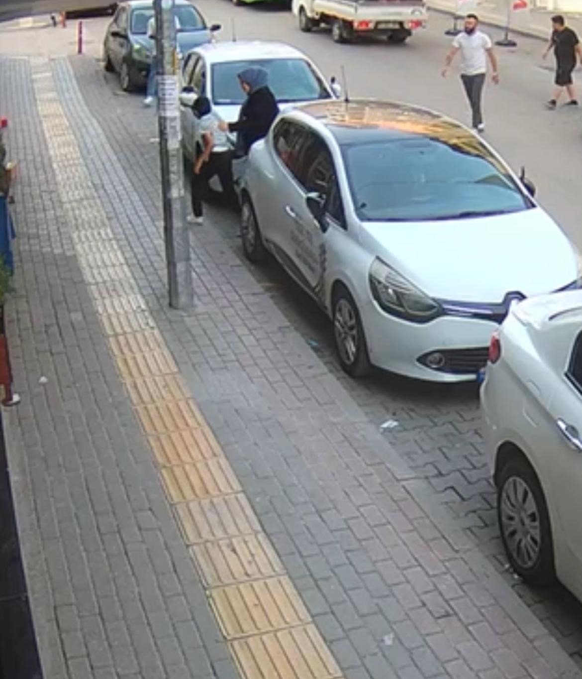 Yola aniden fırlayan çocuğa otomobil böyle çarptı