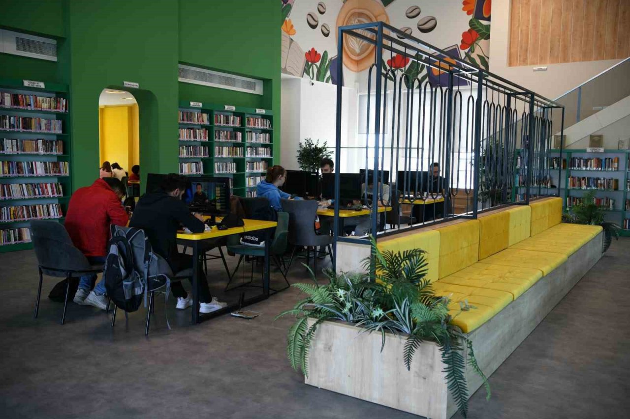 Halk kütüphaneleri KPSS girecek öğrenciler için 7/24 açık