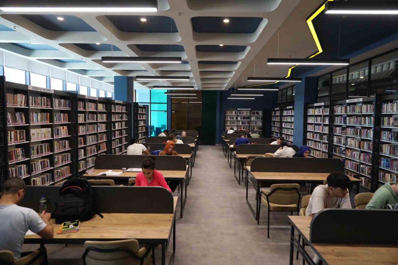 Halk kütüphaneleri KPSS girecek öğrenciler için 7/24 açık