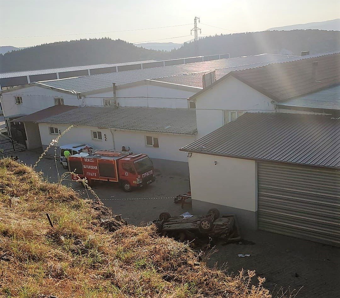 Kaldırıma çarpan otomobil uçurumdan yuvarlandı: 2 ölü