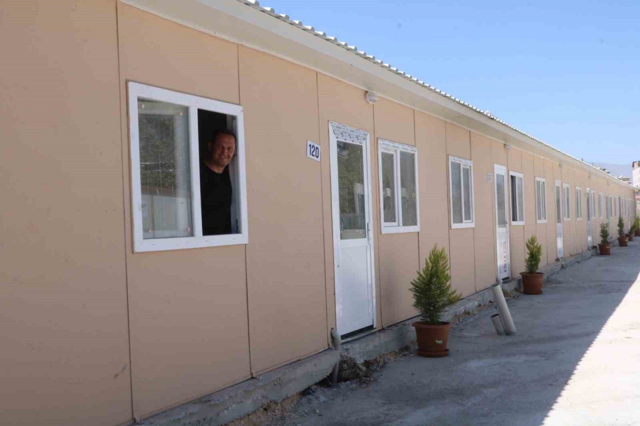 Enkaz kentte hüzünlü anahtar teslimi