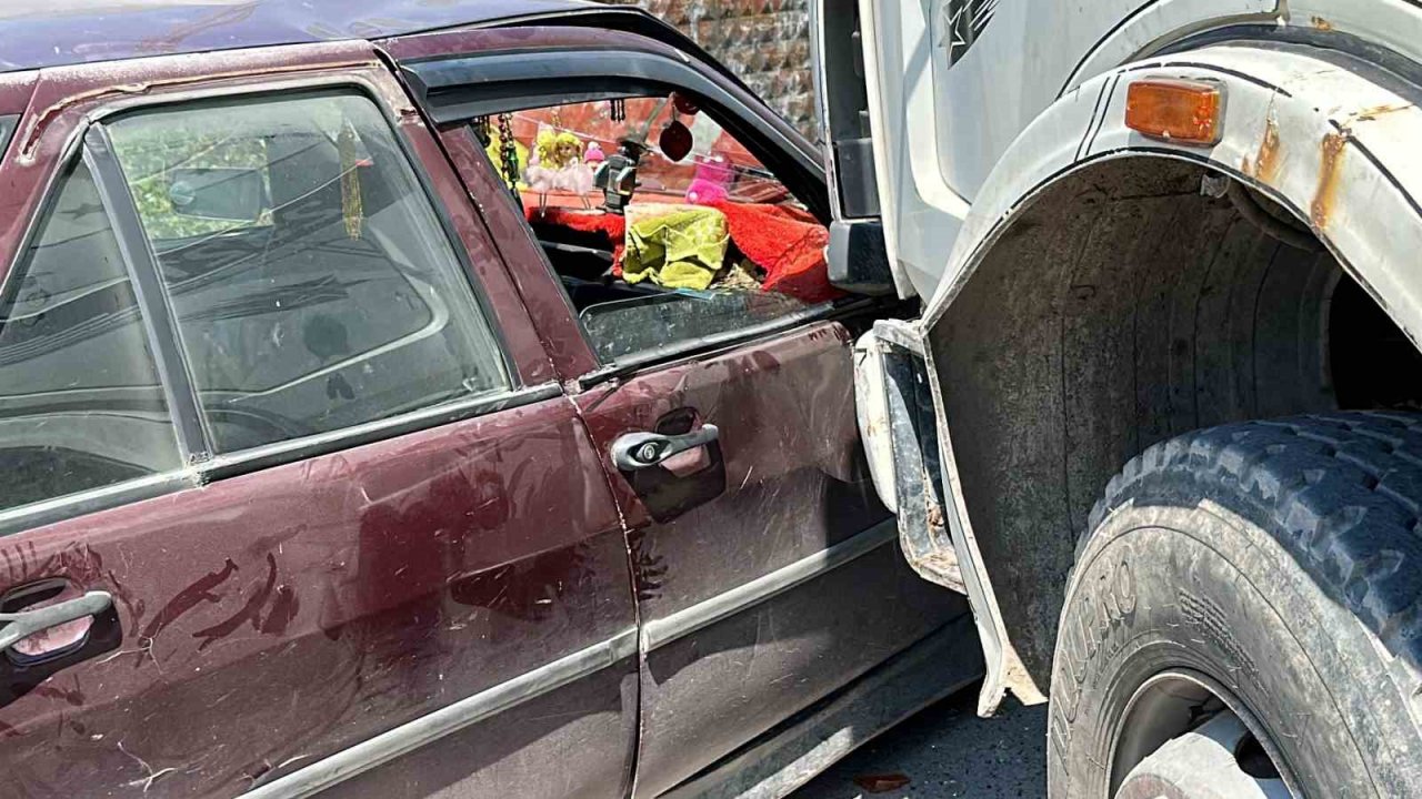 Kamyon ile otomobil çarpıştı: 3’ü çocuk 5 yaralı