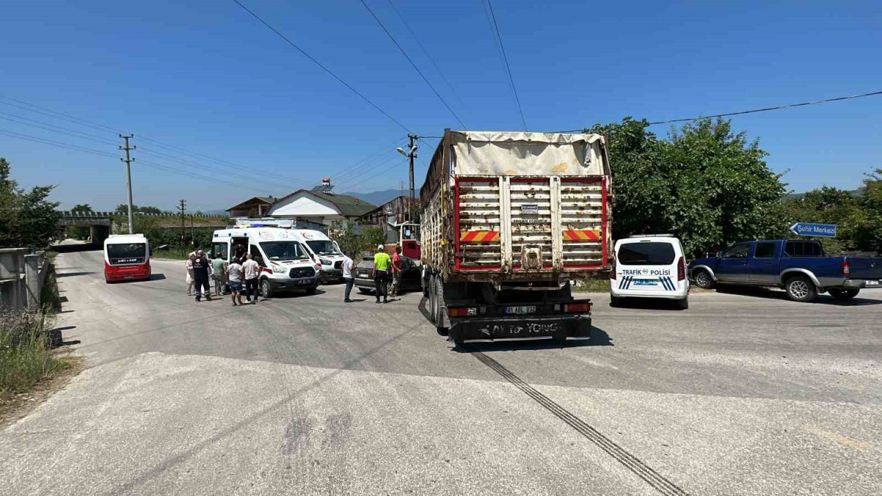 Kamyon ile otomobil çarpıştı: 3’ü çocuk 5 yaralı