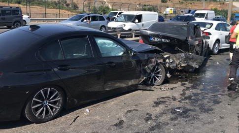 Eyüpsultan’da 5 araç birbirine girdi: 2 yaralı