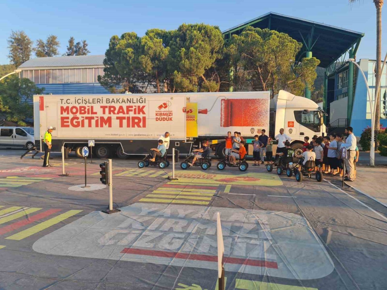 Fethiye emniyetinden ’Mobil Trafik Eğitim Tırı’