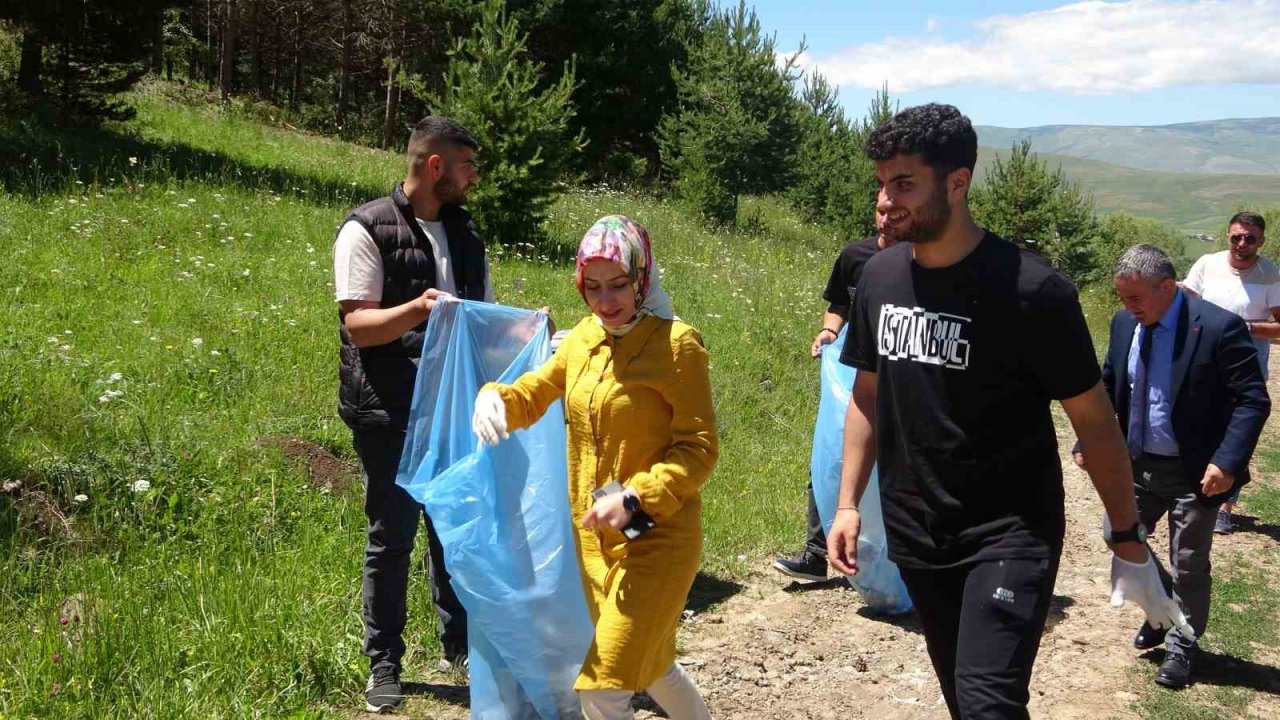 Gençler ormanda çevre temizliği yaptı
