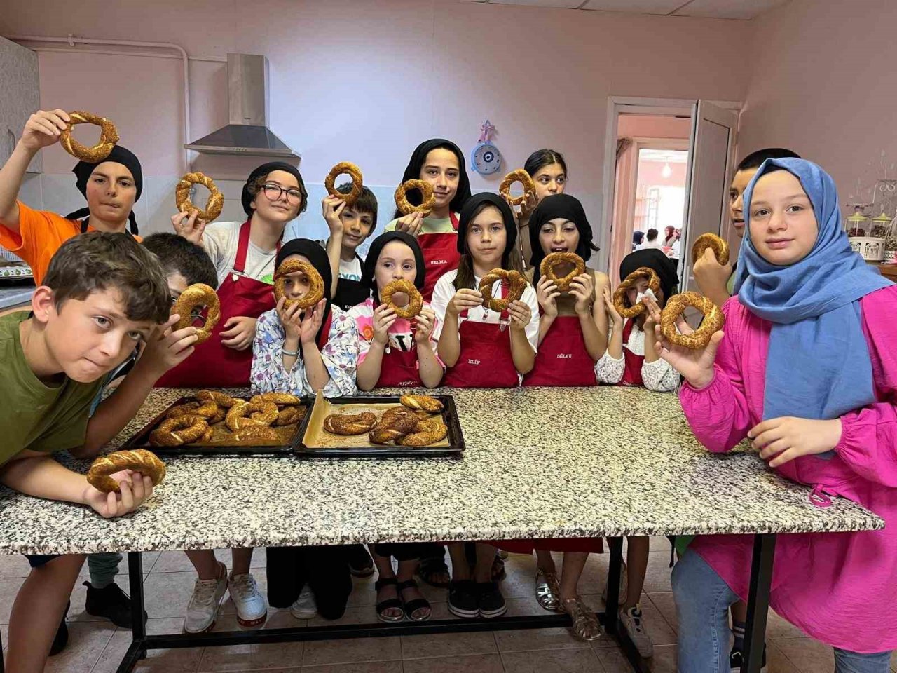 Gençler mutfakta hünerlerini sergiliyor