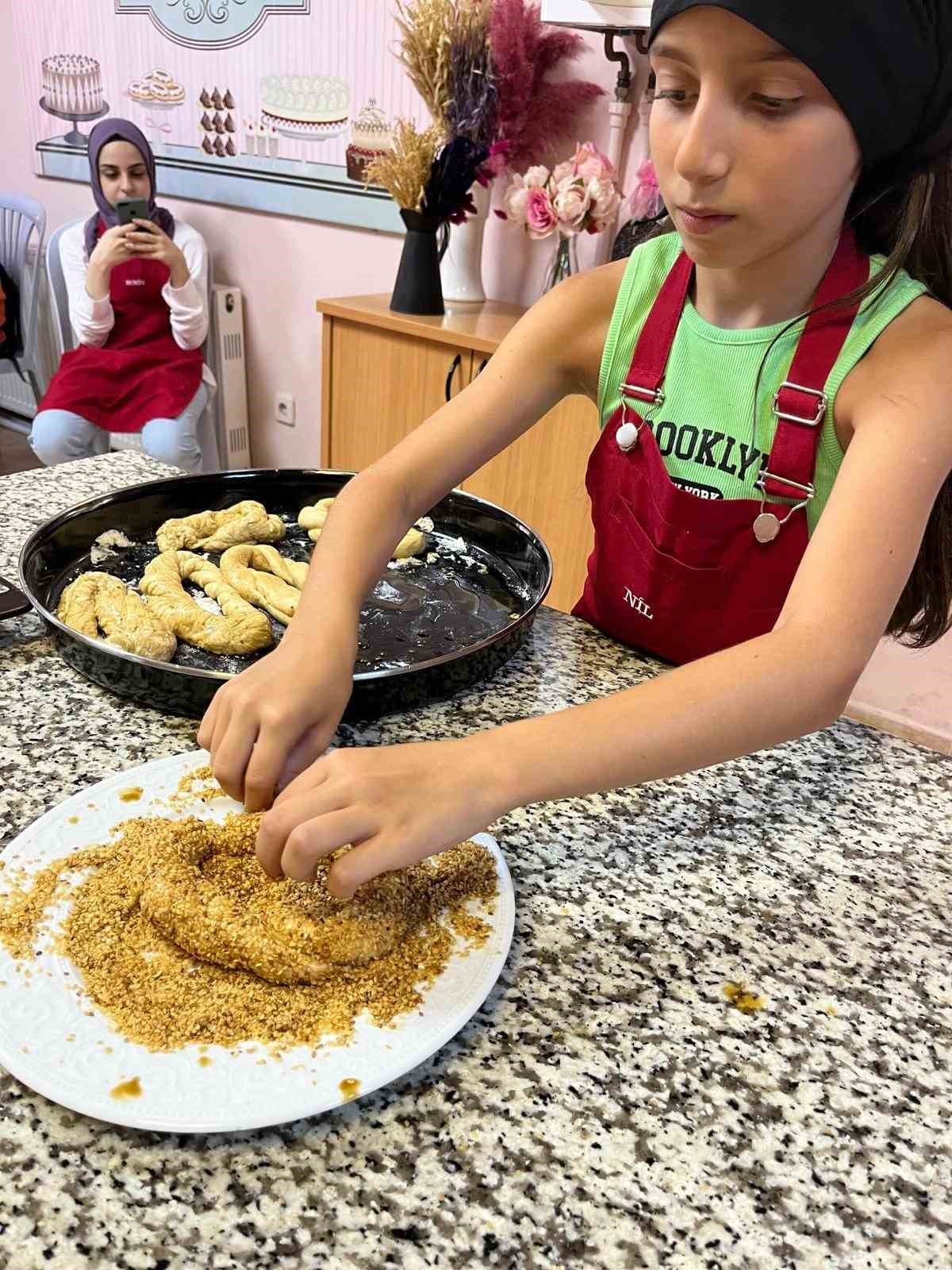 Gençler mutfakta hünerlerini sergiliyor