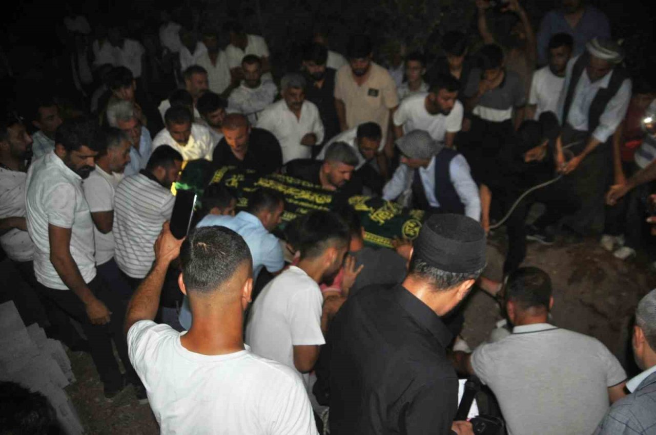 Buz kütlesi altında hayatını kaybeden öğretmenin cenazesi Cizre’de defnedildi