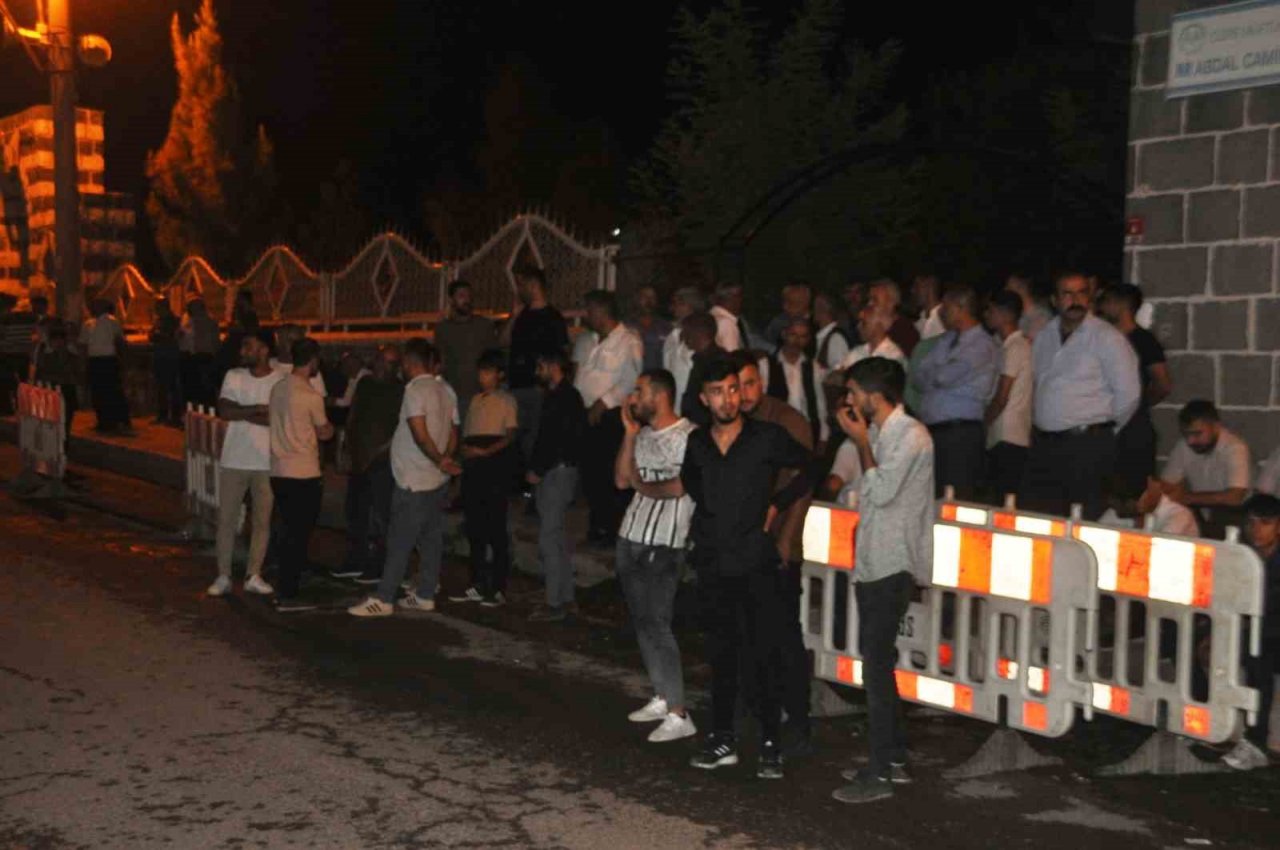 Buz kütlesi altında hayatını kaybeden öğretmenin cenazesi Cizre’de defnedildi