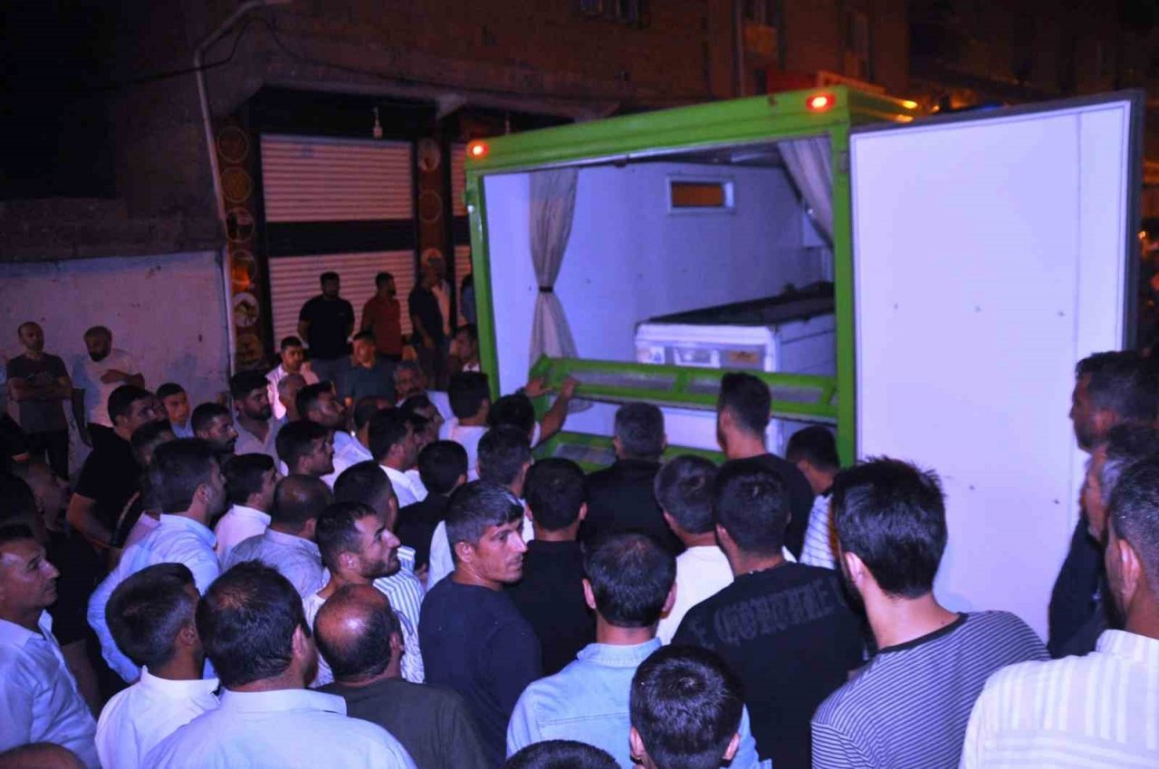 Buz kütlesi altında hayatını kaybeden öğretmenin cenazesi Cizre’de defnedildi