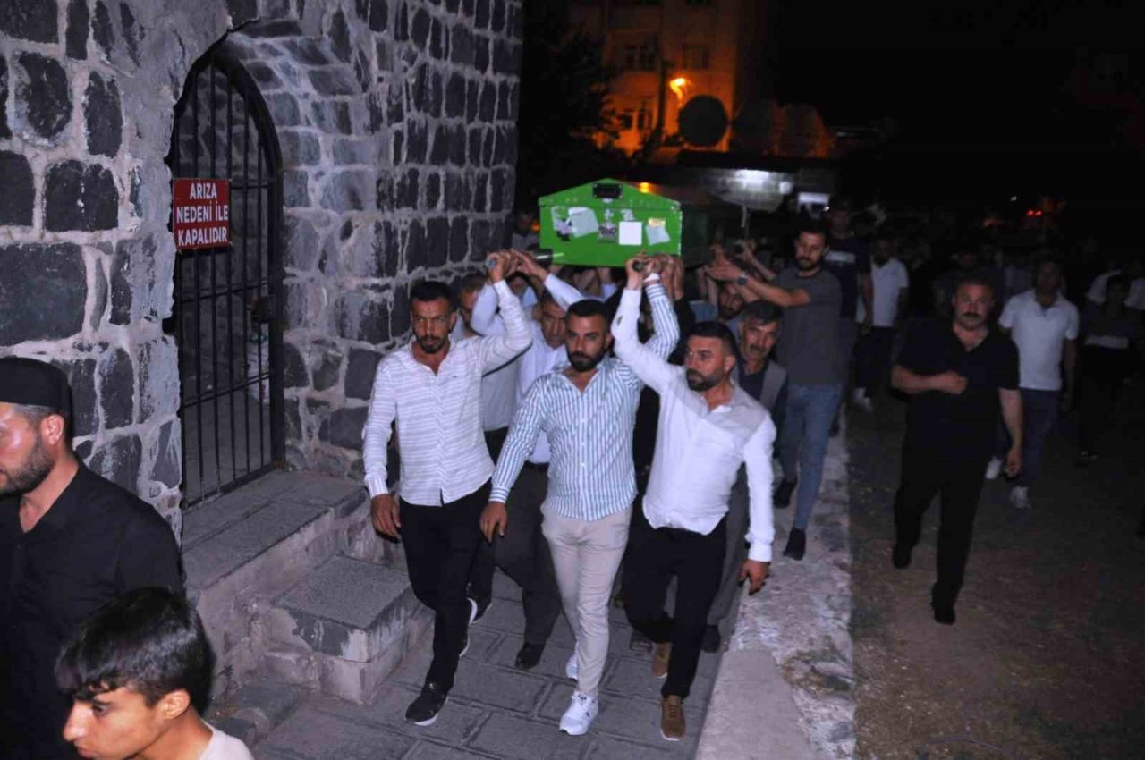 Buz kütlesi altında hayatını kaybeden öğretmenin cenazesi Cizre’de defnedildi