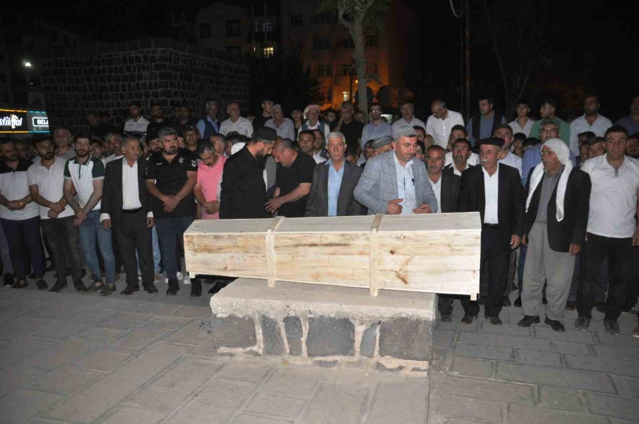 Buz kütlesi altında hayatını kaybeden öğretmenin cenazesi Cizre’de defnedildi