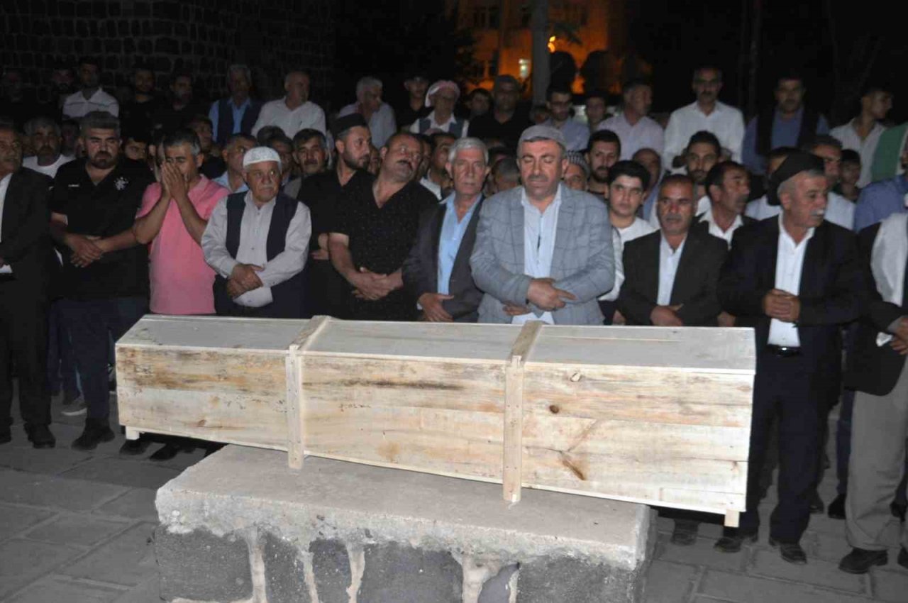 Buz kütlesi altında hayatını kaybeden öğretmenin cenazesi Cizre’de defnedildi
