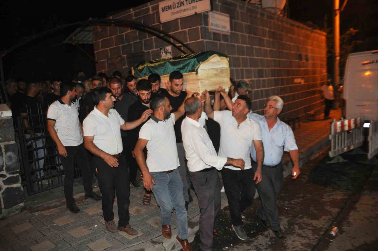 Buz kütlesi altında hayatını kaybeden öğretmenin cenazesi Cizre’de defnedildi