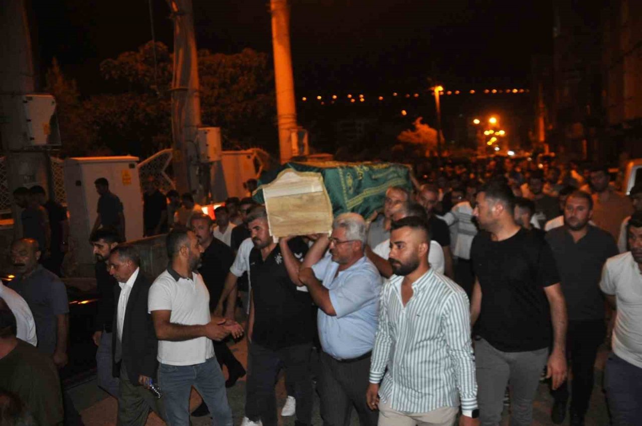 Buz kütlesi altında hayatını kaybeden öğretmenin cenazesi Cizre’de defnedildi