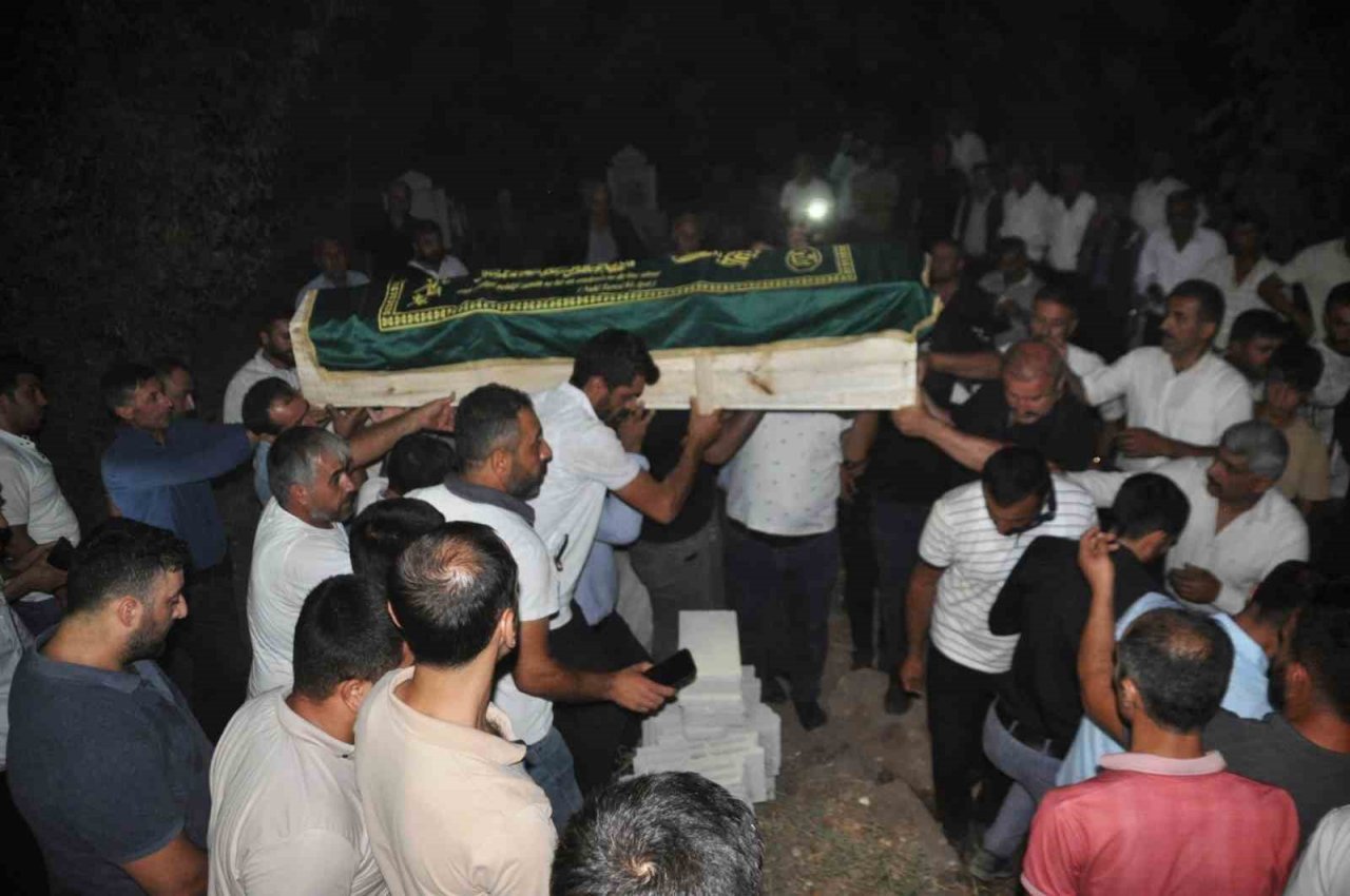 Buz kütlesi altında hayatını kaybeden öğretmenin cenazesi Cizre’de defnedildi