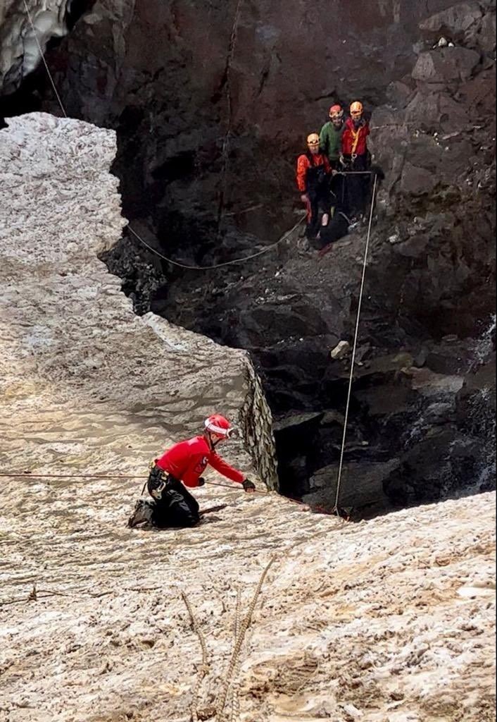 Bakan Yerlikaya: "Cilo Buzulları’nda mahsur kalan 2 kişinin cansız bedenine ulaşıldı, 2 kişi yaralı kurtarıldı"
