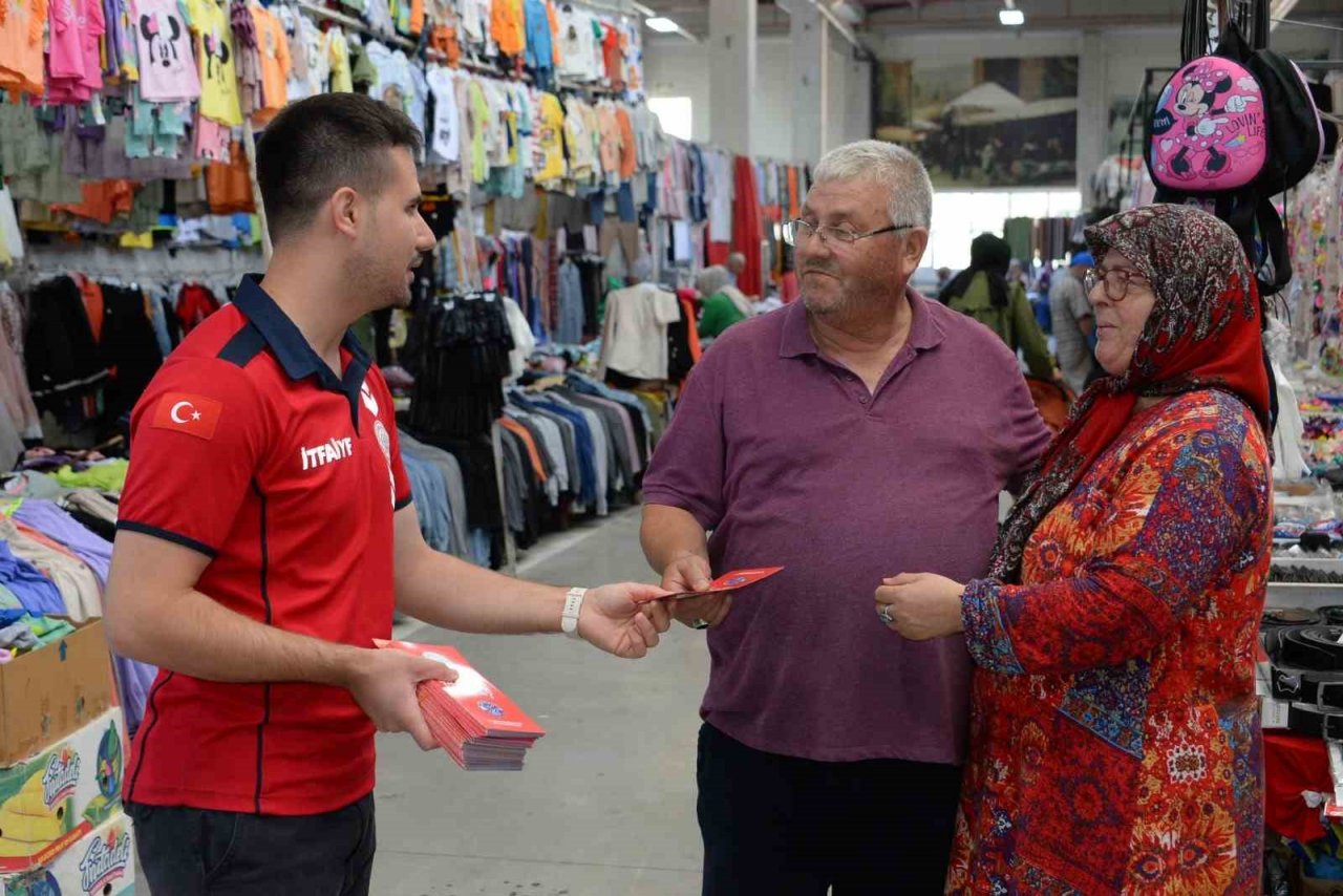 İtfaiye ekipleri deprem bilgilendirme broşürü dağıttı