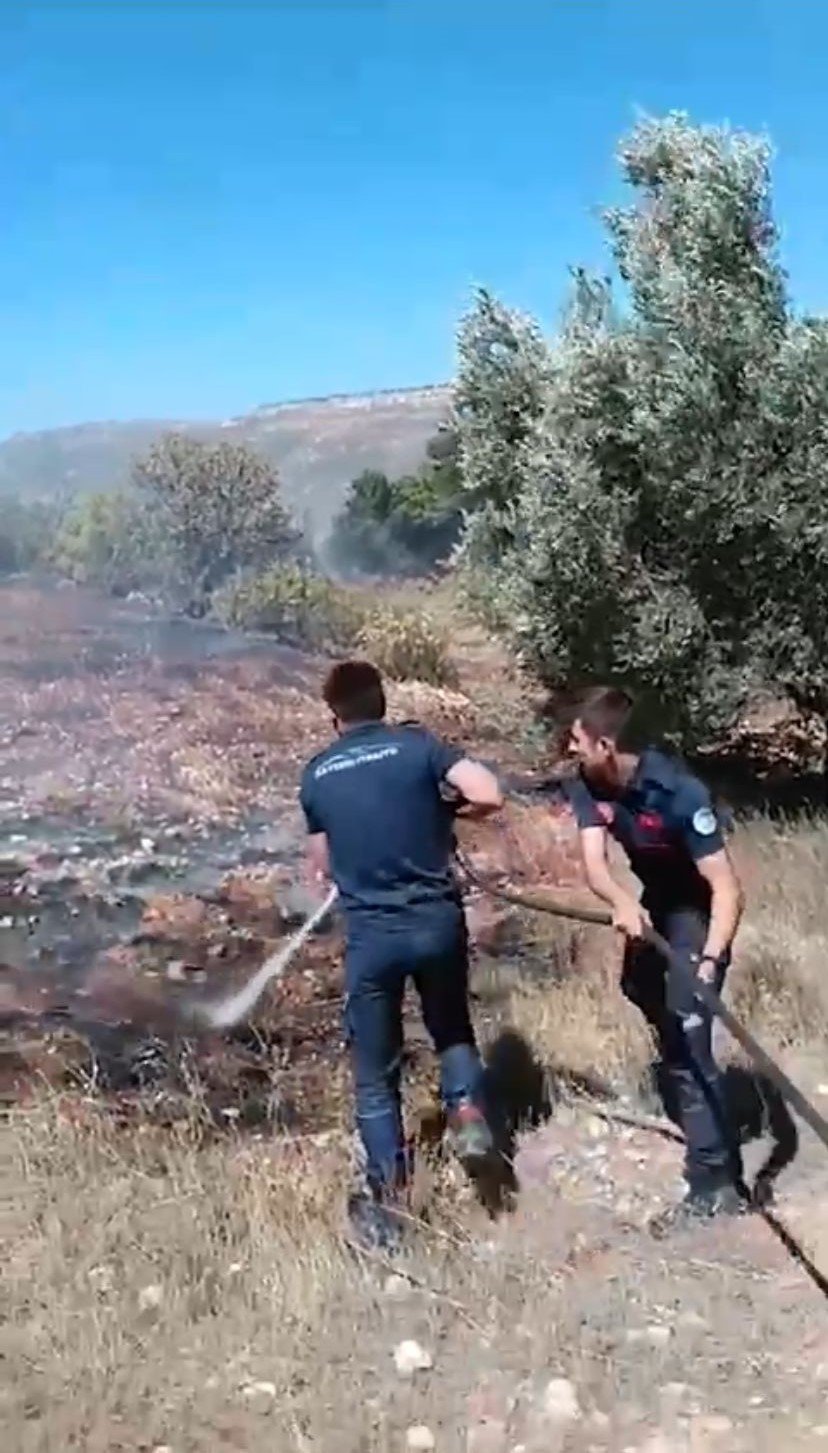 Büyükşehir İtfaiyesi, orman yangınlarını söndürmek için canla başla görev yaptı