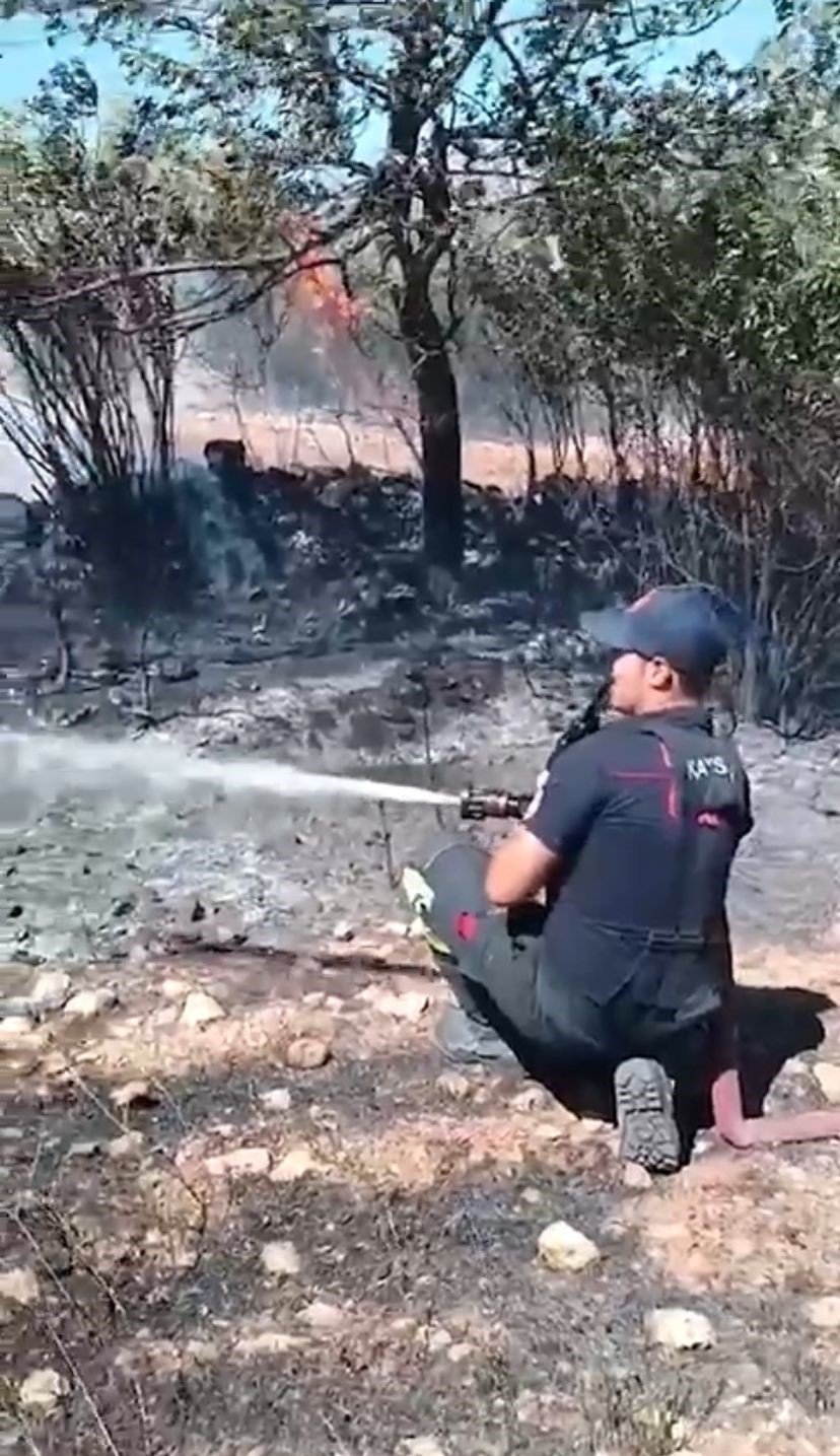 Büyükşehir İtfaiyesi, orman yangınlarını söndürmek için canla başla görev yaptı
