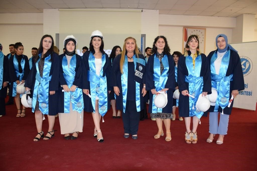 Tomarza Mustafa Akıncıoğlu MYO’da mezuniyet coşkusu