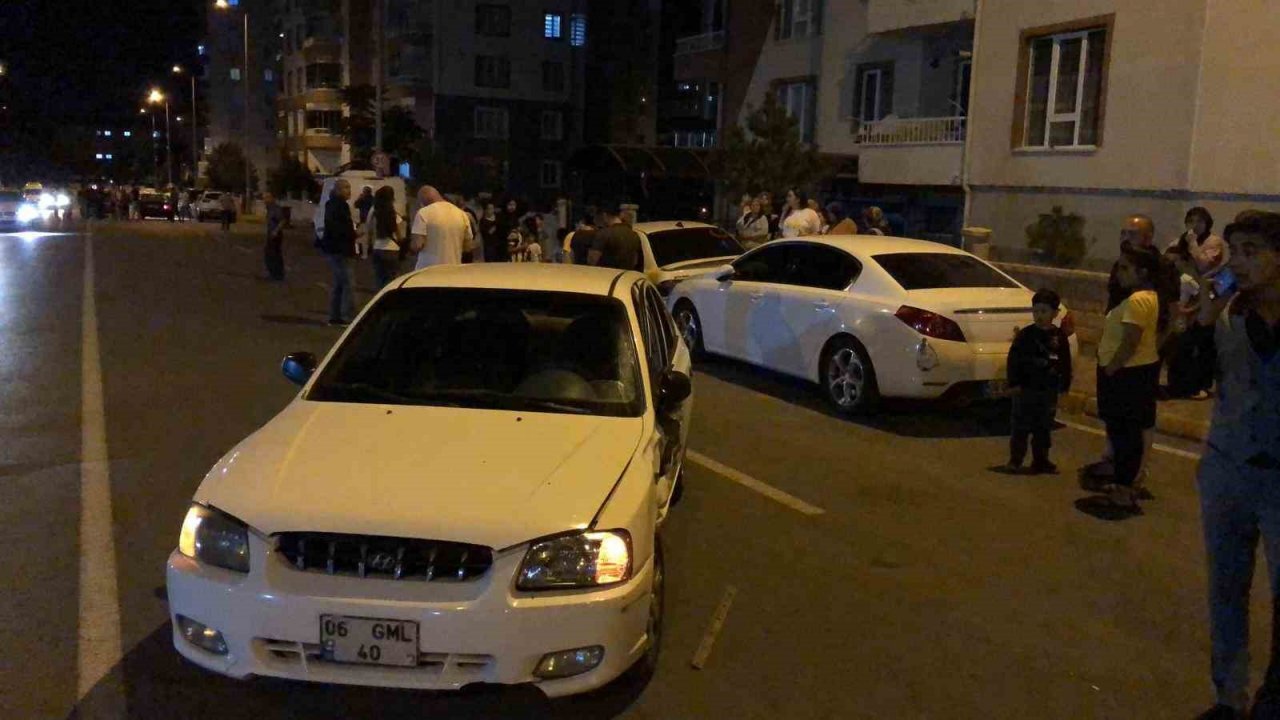 Kazada savrulan otomobil park halindeki 2 otomobile çarptı: 2 yaralı