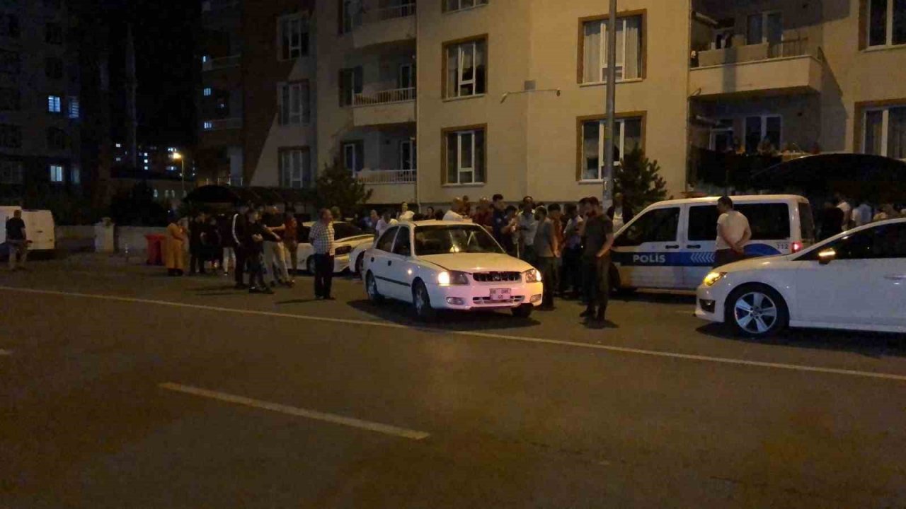 Kazada savrulan otomobil park halindeki 2 otomobile çarptı: 2 yaralı