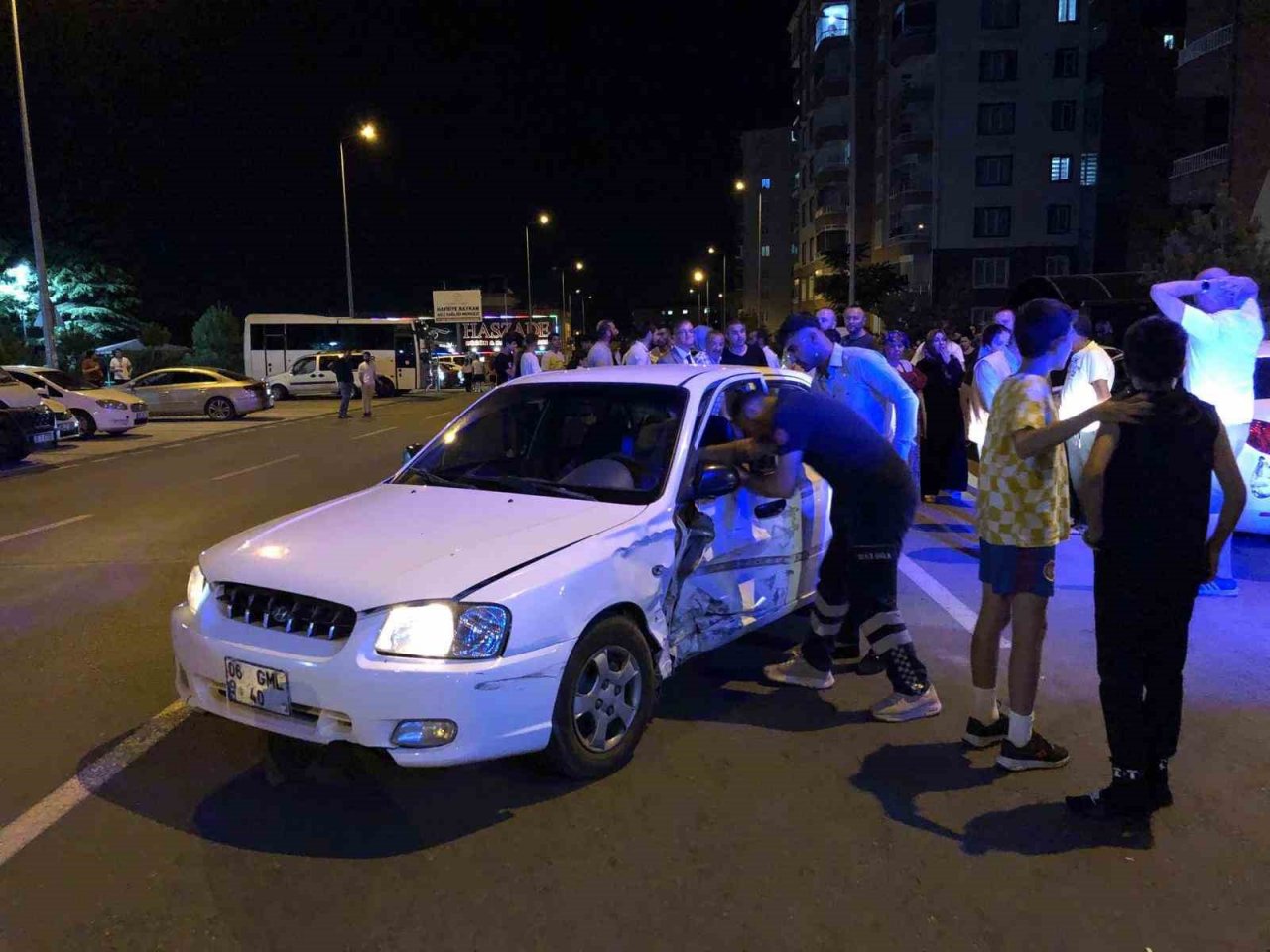 Kazada savrulan otomobil park halindeki 2 otomobile çarptı: 2 yaralı