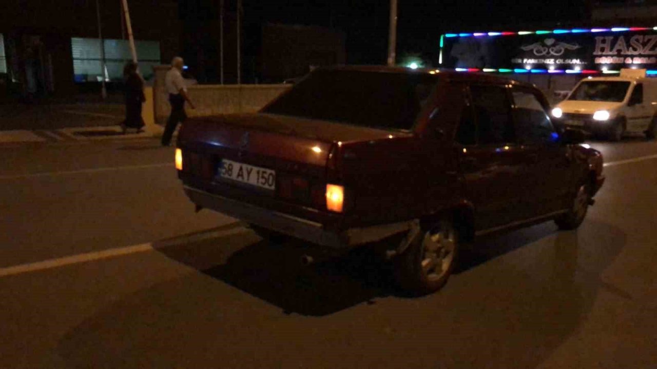 Kazada savrulan otomobil park halindeki 2 otomobile çarptı: 2 yaralı